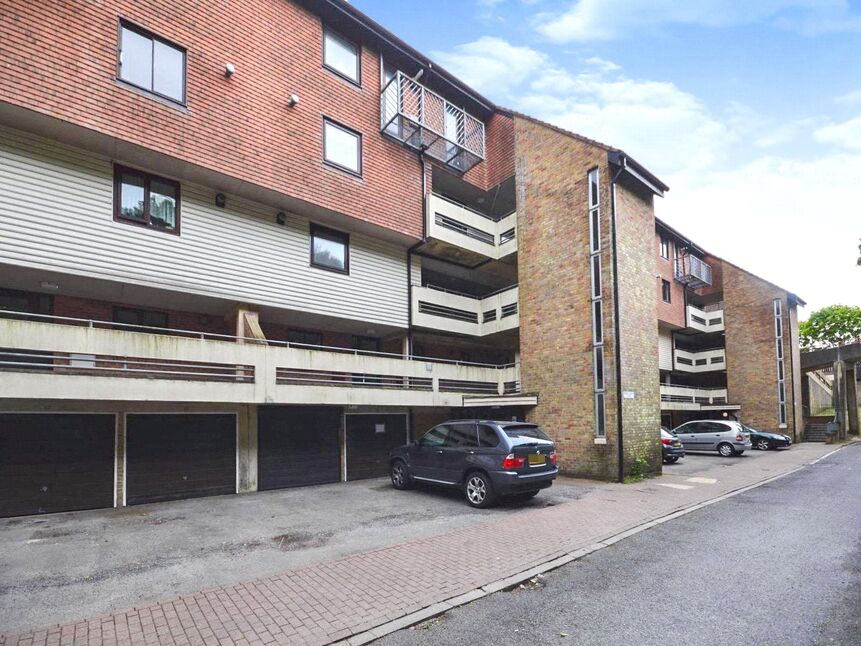 Main image of 2 bedroom  Flat for sale, Kingsway Gardens, Andover, Hampshire, SP10