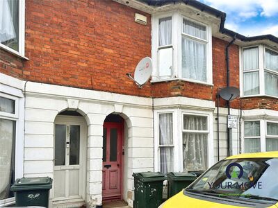 Park Road North, 1 bedroom Mid Terrace Flat to rent, £950 pcm