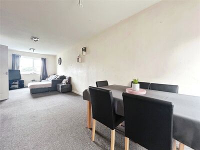 3 bedroom Mid Terrace House for sale