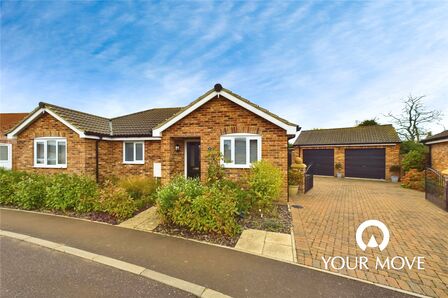 Blacksmiths Gardens, 2 bedroom Detached Bungalow for sale, £425,000