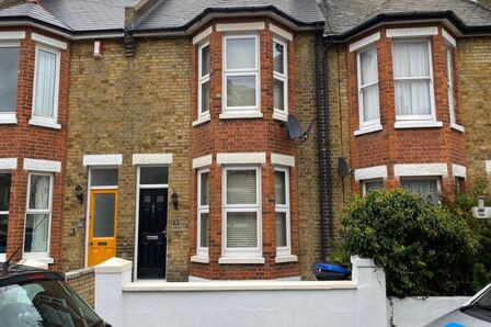 Alexandra Road, 3 bedroom Mid Terrace House to rent, £1,500 pcm