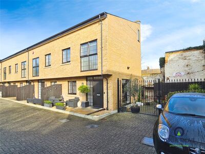 2 bedroom End Terrace House for sale