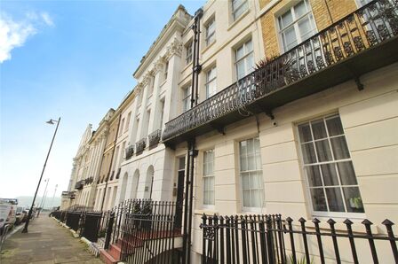 Portland Place, 2 bedroom  Flat for sale, £300,000