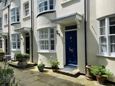 Dolphin Mews, 3 bedroom Mid Terrace Flat to rent, £2,500 pcm