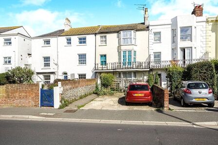 West Street, 3 bedroom Mid Terrace Flat for sale, £325,000