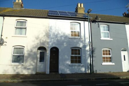 3 bedroom Mid Terrace House to rent