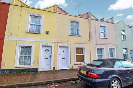 Ockley Road, 2 bedroom Mid Terrace House for sale, £260,000