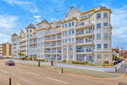 The Esplanade, 2 bedroom  Flat for sale, £400,000