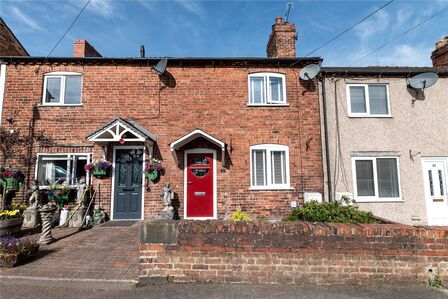 2 bedroom Mid Terrace House for sale