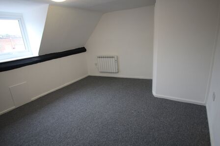 High Street,  Room to rent, £450 pcm