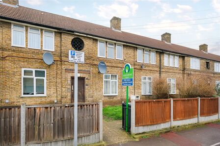 Armstead Walk, 2 bedroom  Flat for sale, £230,000