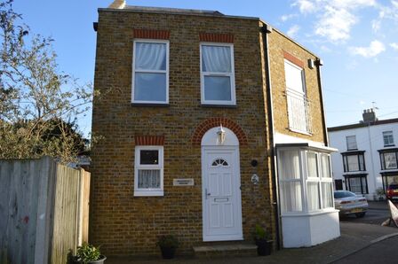 2 bedroom End Terrace House to rent