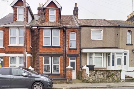 Buckingham Road, 4 bedroom Mid Terrace House to rent, £1,500 pcm