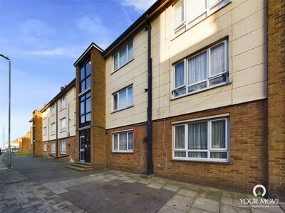 High Street, 2 bedroom  Flat for sale, £140,000