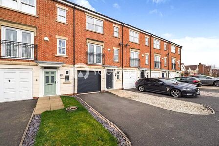 Chandlers Croft, 3 bedroom Mid Terrace House for sale, £240,000