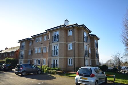 St. Crispin Drive, 2 bedroom  Flat to rent, £995 pcm
