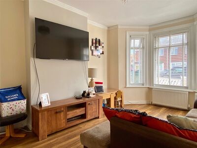 3 bedroom Mid Terrace House for sale