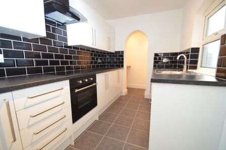 2 bedroom Mid Terrace House to rent