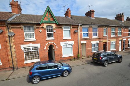 Regent Street, 2 bedroom Mid Terrace House to rent, £950 pcm