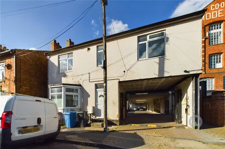 King Street, 2 bedroom Mid Terrace House to rent, £795 pcm