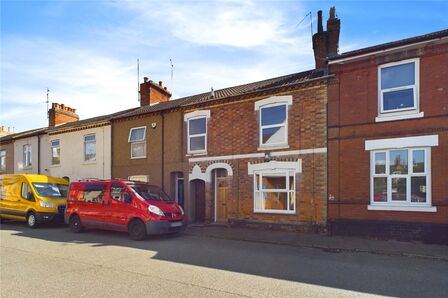 3 bedroom Mid Terrace House to rent