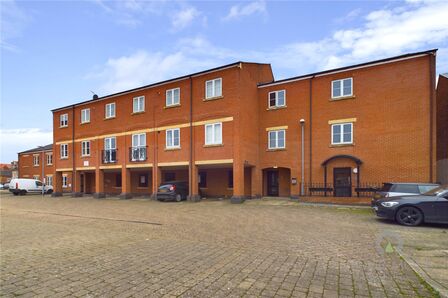 Queen Street, 2 bedroom  Flat for sale, £36,000