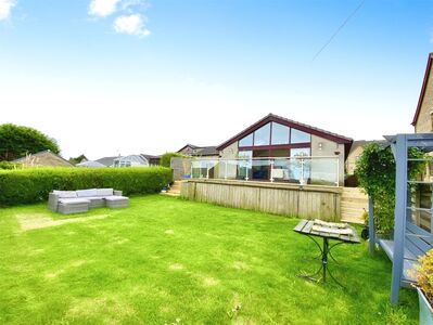 4 bedroom Link Detached Bungalow for sale