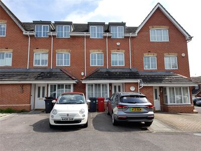 Broomfield Gate, 3 bedroom Mid Terrace House to rent, £2,200 pcm