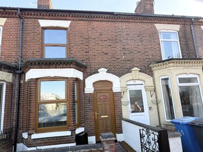 Carrow Road, 3 bedroom Mid Terrace House to rent, £1,100 pcm