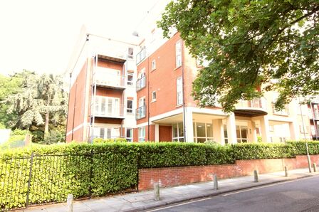 Orchard Grove, 2 bedroom  Flat to rent, £1,750 pcm