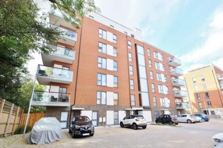 Ridge Place, 1 bedroom  Flat to rent, £1,250 pcm