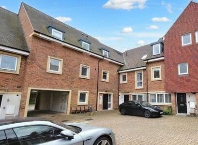 Cottonwood Close, 1 bedroom  Flat for sale, £300,000