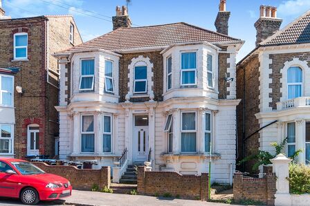 Crescent Road, 1 bedroom  Flat to rent, £750 pcm