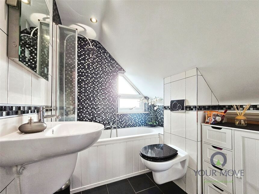 En-Suite Bathroom / WC