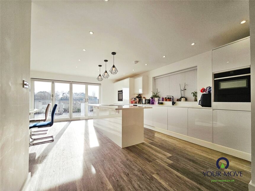 Kitchen / Lounge Area