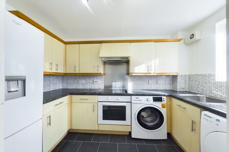 Rushdon Close, 1 bedroom  Flat to rent, £1,350 pcm