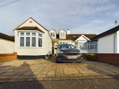 4 bedroom Semi Detached Bungalow to rent