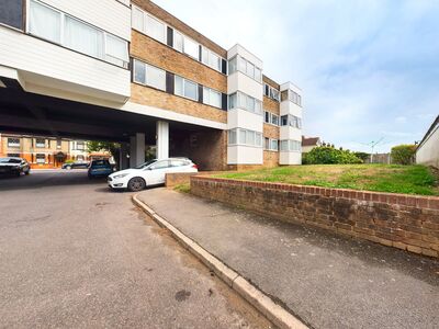 Winston Close, 2 bedroom  Flat for sale, £260,000