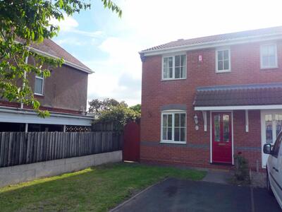 The Crescent, 3 bedroom Semi Detached House to rent, £1,000 pcm