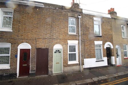 Beach Street, 2 bedroom Mid Terrace House to rent, £900 pcm