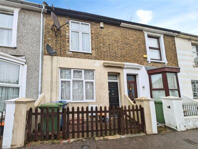 Winstanley Road, 3 bedroom Mid Terrace House to rent, £1,300 pcm