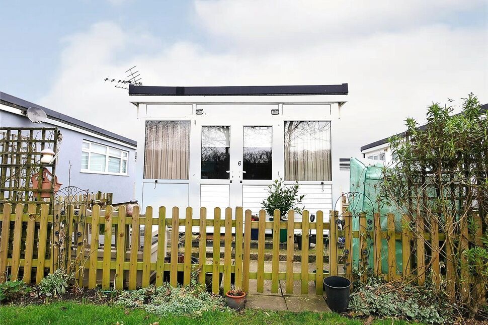 1 bedroom Detached Bungalow for sale