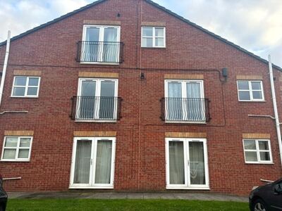 Hampton Court, 2 bedroom  Flat for sale, £45,000