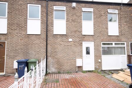 Lumley Close, 4 bedroom Mid Terrace House to rent, £750 pcm