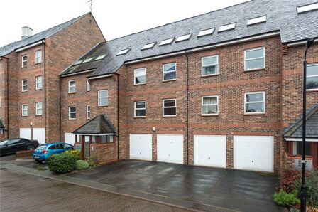 Whitecross Gardens, 2 bedroom  Flat for sale, £260,000