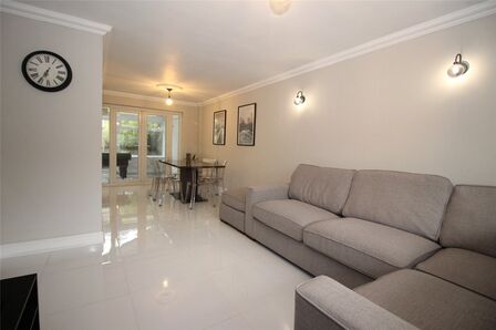 3 bedroom Mid Terrace House for sale