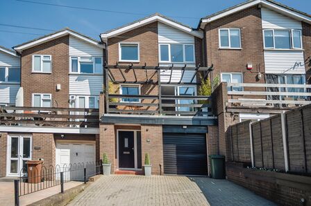 Nashenden Lane, 3 bedroom Mid Terrace House for sale, £375,000