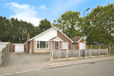 View Road, 3 bedroom Detached Bungalow to rent, £1,850 pcm