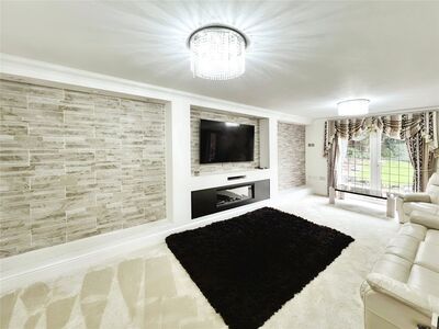 Hertsfield Avenue, 6 bedroom Detached House to rent, £2,900 pcm