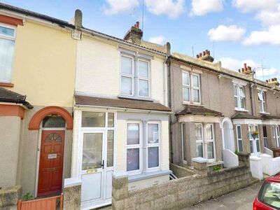 3 bedroom Mid Terrace House for sale